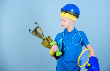 Asla pes etme ve yürümeye devam et. başarı. Çocukluk etkinlik. Fitness ve diyet. Enerji. Spor ve sağlık. Mutlu çocuk sporcu tutun şampiyon Kupası. Jimnastik salonu iş genç çocuk. gelecekteki başarısı. Spor başarı