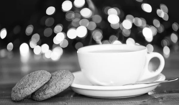 Vers gebrouwen koffie in witte kopje of mok op intreepupil garland lichten achtergrond. Koffie drinken winter vakantie Nieuwjaar. U geniet van koffie op kerstochtend. Koffie tijd kerstavond — Stockfoto