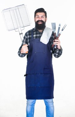 Taşınabilir araçlar yemek ızgara tutarak. Barbekü Izgara araçları tutarak sakallı adam. Mutlu hippi metal ızgara mutfak eşyaları kullanarak. Izgara en sevdiğin yemek hazırlamak için kolay bir yoldur
