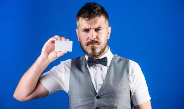 Sayar ilk izlenim. İş kartı tutan sakallı adam. Banka kartı ile iş adamı. Kredi kartı ile hippi. Kişi bilgilerinizi kopya alanı için boş oyun kağıdı