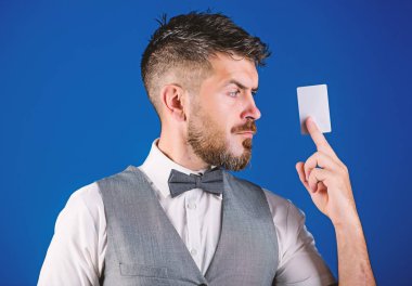 Adam hipster tutun plastik boş kart mavi arka plan sakallı. Bu kartı al. Kolay alışveriş yapmak. Bankacılık ve kredi kavramı. Plastik banka kartı. Kolay para kredi. Hangi banka kredi kartı almak kolay