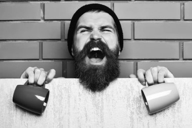 Kâğıt çarşaf ve fincanlarla vahşi beyaz hippi sakallı.