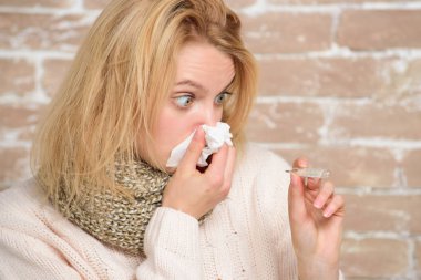 Sürekli ateş. Vücut sıcaklığı ölçme sevimli hasta kız. Ateş sıcaktan acı sağlıksız güzel kadın. Ateş termometre tutan hasta kadın. Grip veya soğuk hasta olma