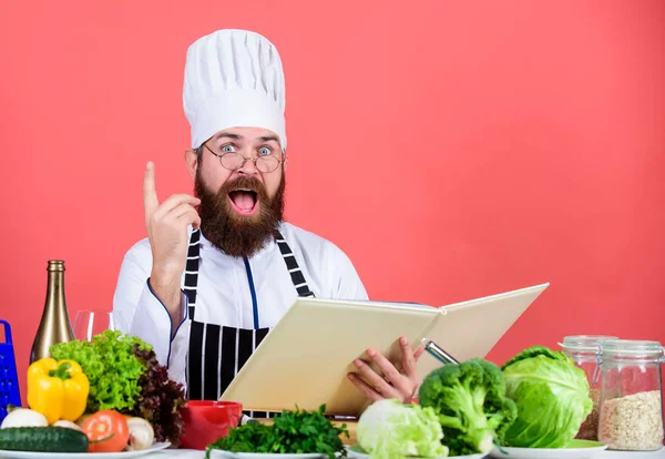 Muž vousatý kuchař vaření potravin. Kulinářské umění koncept. Kuchař Amatér číst knihu receptů. Člověk naučit recept. Zkuste něco nového. Vaření v mé mysli. Zlepšete vaření dovednost. Kniha receptů. Podle receptu — Stock fotografie