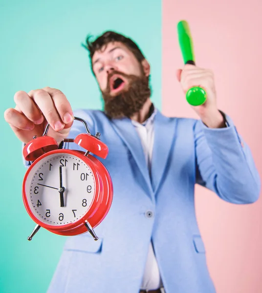 Concept de discipline commerciale. Gestion du temps et discipline. Discipline et sanctions. Patron agressif visage tenir réveil. Détruisez ou éteignez. Homme costume tenir horloge et batte de baseball dans les mains — Photo