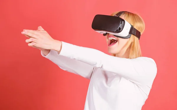 Mulher usando dispositivo de RV. A mulher com óculos de realidade virtual. Jovem feliz vestindo óculos de realidade virtual assistindo filmes ou jogando videogames. Jogo de realidade virtual . — Fotografia de Stock
