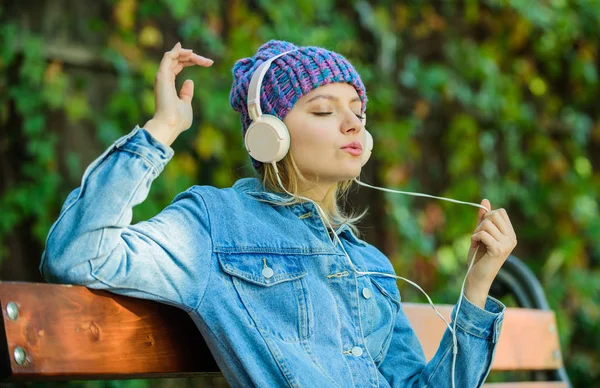 Modern teknik istället för att läsa. koppla av i parken. hipster tjej med mp3-spelare. hipster kvinna i headsetet. ljud bok eller mp3-spelare. stil och musik. musik i parken på mp3. lyssna på mp3 — Stockfoto