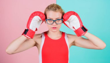 Kendine güveni çok seksi. Tatlı boksör kız. Gözlüklü ve boks eldivenli güzel bir kadın. Spor elbiseli atletik bir kadın. İnek görünümlü sporcu kadın. Boks onu çok formda yapıyor.