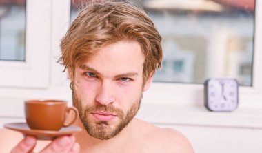 Bir fincan kahve için en iyi zaman. Her sabah kahvesini ile. Sakallı yakışıklı maço tutun fincan kahve dostum. Adam çekici görünüm adam sıcak taze yapılmış kahve keyfini çıkarın. Sabah ilk iş