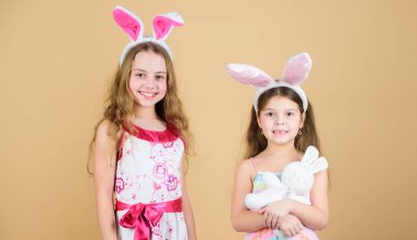 Bunny tavşan çok tatlı oluyorsun. Paskalya kutluyor mutlu çocuklar. Paskalya tavşanı stil kalpler tutan çocuk. Paskalya tavşanı saç bantları küçük çocuklarda. Paskalya bunny kulaklar giyen küçük çocuklar