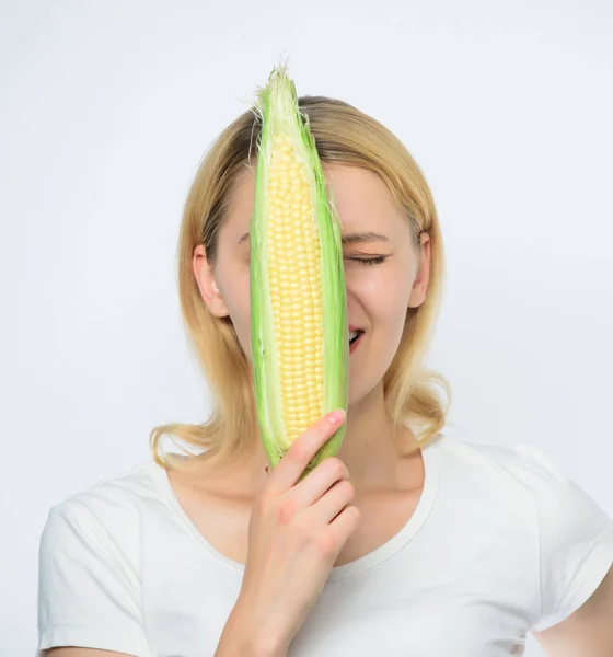 Кукурудзяний урожай. Дівчина тримає стиглу кукурудзу. Харчові вегетаріанські та здорові натуральні органічні продукти. Вегетаріанське меню. Їжте кукурудзу. Концепція здорової їжі. Жінка тримає жовтий кукурудзяний коб білий фон — стокове фото