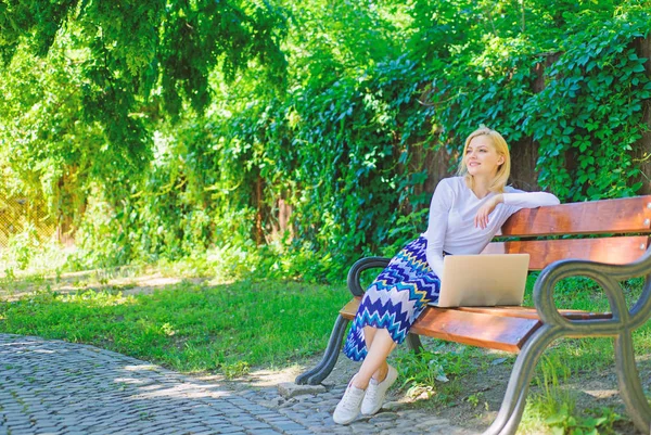 Online einkaufen. Mädchen sitzen Bank mit Notizbuch. Frau mit Laptop im Park genießen grüne Natur und frische Luft. Mädchen verträumt nutzt Online-Shopping. Sparen Sie Ihre Zeit mit Online-Shopping — Stockfoto