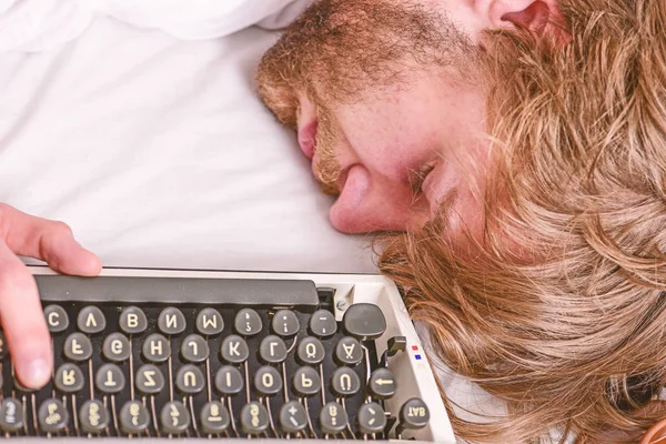 Schriftsteller verwendete altmodische Schreibmaschine. Autor zerzauste Haare schlafen ein, während er Buch schreibt. Workaholic schläft ein. Mann mit Schreibmaschinenschlaf. Deadline Konzept. arbeitete die ganze Nacht. Mann schläft ein — Stockfoto