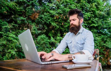 Bir online eğitim için erişim sağlamış. Çevrimiçi eğitim üniversite öğrencisi. Yetişkin öğrenci online kurslar ya da webinar eğitim. Sakallı adam alışveriş online açık