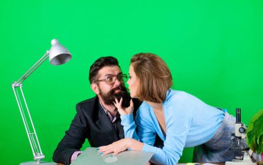 Sıcak öğrenci. Dijital şekilde okuyor. Olgun öğretmen ve çekici bayan. Yasak ilişkiler kavramı. Özel ders. Öğretmen ile flört. Öğrenci şehvetli seksi kız ve deneyimli öğretmen