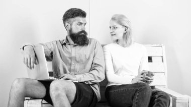 Film izleyecek dizüstü bilgisayar ile bir çift gördüm. Aile birlikte boş zaman harcamak. Seçme film çift ve karşıt görüş var. Biz göz kulak olacak. Uzlaşma bulmak. İki farklı görüş film hakkında