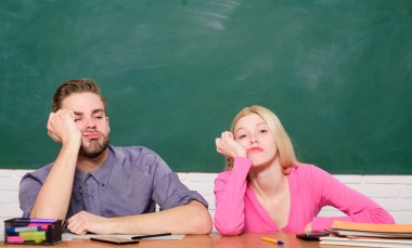 Okula dönüş. Erkek ve kadın sınıfta birkaç. Evde eğitim. Modern okul. Bilgi gün. Öğrenci hayatı. Ders ve yazı tahtası. Öğretmenler günü. yorgun çift. Son olarak mezun olan