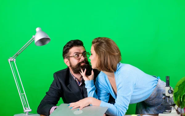 Sıcak öğrenci. Dijital şekilde okuyor. Olgun öğretmen ve çekici bayan. Yasak ilişkiler kavramı. Özel ders. Öğretmen ile flört. Öğrenci şehvetli seksi kız ve deneyimli öğretmen