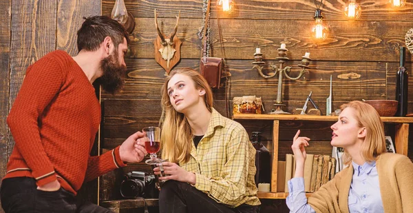 Mujer celosa de pareja en el amor, fondo de madera. Señora solitaria y soñadora pasar tiempo con pareja feliz en el amor. Concepto de relaciones y soledad. Pareja divertirse cerca de la mujer solitaria —  Fotos de Stock