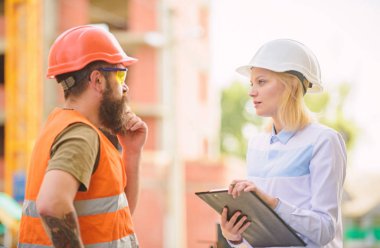 İlerleme projeyi tartışmak. İnşaat Proje teftiş. Emniyet Müfettiş konsepti. Kadın Müfettiş ve sakallı acımasız builder İnşaat ilerleme tartışmak. İnşaat sitesi güvenlik denetim