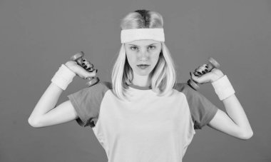 Kız ile halter egzersiz. Tonda vücut nasıl edinilir. Yeni başlayanlar fitness egzersizleri. Kadınlar için fitness üst vücut egzersiz. Fitness kavramı. Fitness eğitmen tutun küçük halter mavi arka plan