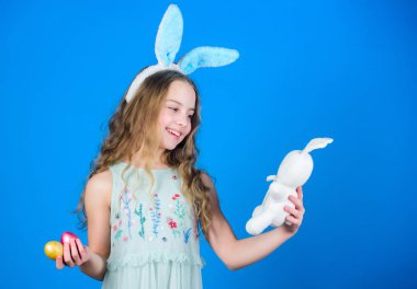 Çocuk sevimli tavşan kostümü. Mutlu Paskalya. Neşeli bebek Paskalya kutlamak. Bahar tatili. Mutlu çocukluk. Paskalya günü için hazır. Çocuklar için Paskalya aktiviteleri. Uzun tavşan kulakları ile tatil tavşan kız