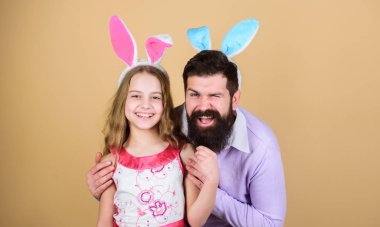 Çocuklar için Paskalya aktiviteleri. Mutlu Paskalya. Tatil tavşan uzun kulakları. Aile geleneği konsepti. Aile Baba ve kızı Bunny kulakları giymek. Baba ve çocuk Paskalya kutlamak. Bahar tatili. Paskalya günü