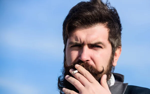 Att röka paus. Skäggiga man röka cigarett. Rök. brutala kaukasiska hipster med mustasch. Framtida framgångar. Manlig formell mode. Affärs man mot himlen. Mogen hipster med skägg — Stockfoto