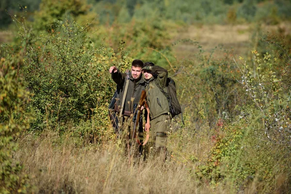 Military uniform. Hunting skills and weapon equipment. How turn hunting into hobby. Friendship of men hunters. Man hunters with rifle gun. Boot camp. Army forces. Camouflage. Hunter observing forest — Stock Photo, Image