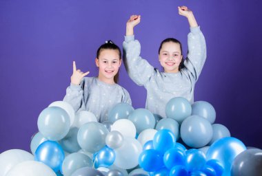 Kardeşler ev partisi düzenler. Tebrik konsepti. Eğlenceli bir kavram var. Balon teması partisi. Hava balonları yakın kızlar arkadaşlar. Partiye başla. Doğum günü partisi. Uluslararası Çocuk günü. Carefree çocukluk