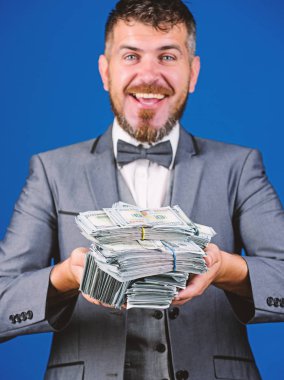 Nakit kolay ve hızlı bir şekilde olsun. Nakit işlem iş. Adam mutlu kazanan zengin doları banknot yığını mavi arka plan tutun. Piyango kavramı kazanmak. Kolay nakit krediler. İşadamı nakit para var.