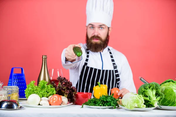 Mijn favoriete ontbijt. Bebaarde man Cook in keuken, culinair. Vegetarische. Volwassen chef met baard. Gezonde voeding koken. Dieet en biologisch voedsel, vitamine. Chef man in Hat. Secret smaak recept — Stockfoto