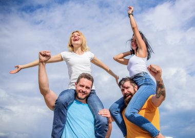 Erkek ve kadın müzik festivali zevk. Tatil sırasında ünlü Festivali ziyaret edin. Mutluluk ve sevinç. Rock müzik festivali. Özgürlük hissedin. Neşeli çiftler dans ediyor. Arkadaşlar eğlenceli yaz açık hava Festivali sahip