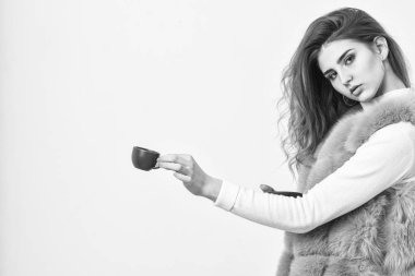 Bayan küçük seramik bardak beyaz arka plan espresso iç. Kafein elit içkiyle. Aroma ve tat sıcak kahve keyfini çıkarın. Kadın kürk ceket kahve iç. Elit kahve kavramı. Elit kahve çeşitli kavramı