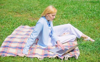 Kadın laptop ya da defter ile halı yeşil çim çayır üzerinde oturmak. Freelancing iş başlatmak için adımları. Bayan freelancer iş açık havada. Online iş fikirleri kavramı. İş piknik kavramı