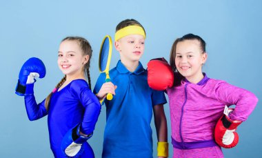 Büyük ilerleme. Tenis raketi ve topla boks eldivenli mutlu çocuklar. Fitness Enerji Sağlığı. Nakavt vuruşu. Takım sporu başarısı. Küçük kız boksör ve erkek sporcu kıyafetleri.