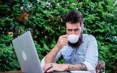 Günaydın sanal dünya. Hipster sabahları kahve ve bedava kablosuz internetin tadını çıkarıyor. Sakallı adam sabah çayı içiyor ve internette geziniyor. Sabah kahvesi ve internet erişimi.