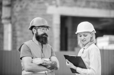 İnşaat Proje teftiş. İnşaat sitesi güvenlik denetim. İlerleme projeyi tartışmak. Emniyet Müfettiş konsepti. Kadın Müfettiş ve sakallı acımasız builder İnşaat ilerleme tartışmak