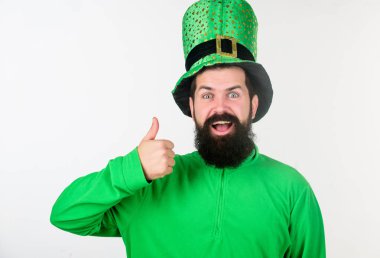 Başparmak yukarı ve kutlamak. Leprikon şapka ve kostüm hipster. Sakallı adam Saint Patricks günü kutluyor. Sakallı, yeşil giyen İrlandalı bir adam. Mutlu aziz Patricks gün