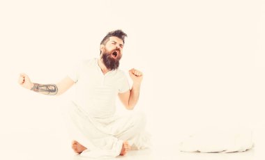 Kavram uyandır. Kol germe sakallı hippi,