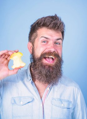 Elma her gün yemek. Meyve sağlıklı yemek saati her zaman iyi bir fikir. Adam yakışıklı hipster uzun sakal yeme elma. Hipster aç neredeyse yem elma güdük. Adam diyet beslenme meyve yiyor. Vitamini kavramı