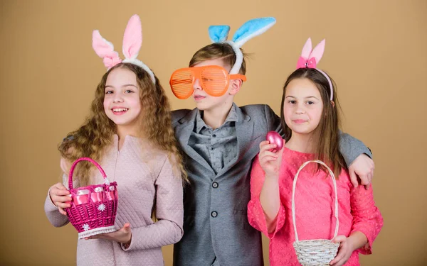 Grup çocuk tavşan kulakları aksesuar Paskalya kutlamak. Paskalya aktivitesi ve eğlenceli. Arkadaşlar Paskalya gününde birlikte eğleniyor. Küçük sepet hazır Paskalya yumurtaları için avcılık çocuklar. Yumurta avı için hazır — Stok fotoğraf