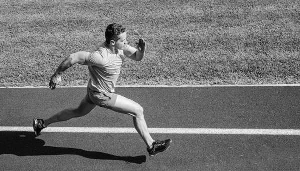 Hombre atleta carrera para lograr un gran resultado. Cómo correr más rápido. Guía de entrenamiento de velocidad. Enumere formas de mejorar la velocidad de carrera. Atleta corredor forma deportiva en movimiento. Estilo de vida deportivo y concepto de salud — Foto de Stock