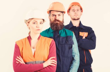 Ciddi işçi kavramı. Mimarlar, inşaatçılar ciddi yüzü olan takım