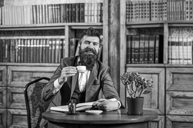 Espresso ve Günaydın kavramı. Adam espresso kahvaltı için vardır.