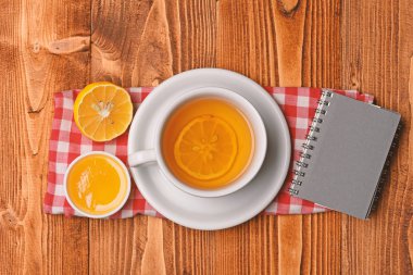 Çay bardağı ile bal ve küçük dizüstü bilgisayar, üstten görünüm