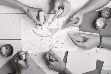 Eller renkli işaretleri tutun ve çocuklar illüstrasyon, üstten görünüm çizin. İşaretleri erkek ve kadın elinde beyaz kağıt üzerine çizmek