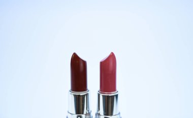 Profesyonel makyaj için ruj. Size uygun renk seçin. Makyaj ürünlerini karşılaştırın. Dudak Bakımı konsepti. Beyaz arka planda lipsticks. Yüksek kaliteli ruj. Günlük makyaj. Kozmetik ARTISTRY