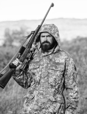 Büyük oyun genellikle avcılık her hayvan hasat etiketi gerektirir. Av sezonu. Adam av doğa ortamı. Sakallı avcı tüfeği doğa arka plan. Deneyim ve uygulama ödünç başarı avcılık