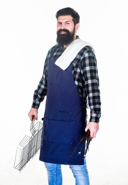 Piknik ve barbekü. Et pişirmek için ipuçları. Barbekü sezonu. Sakallı hipster Barbekü için apron giymek. Yemek Kavurma ve ızgara. Adam mutfak eşyaları Barbekü tutun. Açık havada kavurma et için aletler